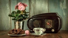 A table arrangement with a radio device