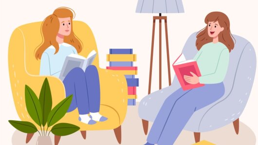 Zwei Menschen lesen gemeinsam Bücher