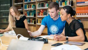 Studierende in der Bibliothek
