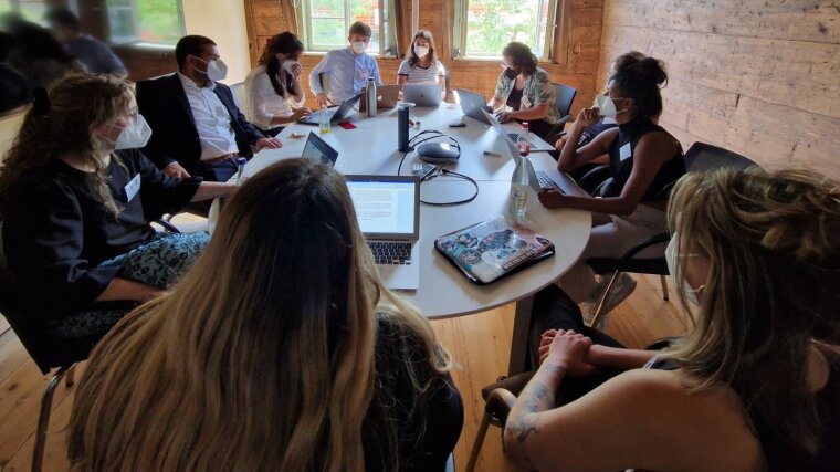Negotiations during a simulation at IOCM Summer School 2022