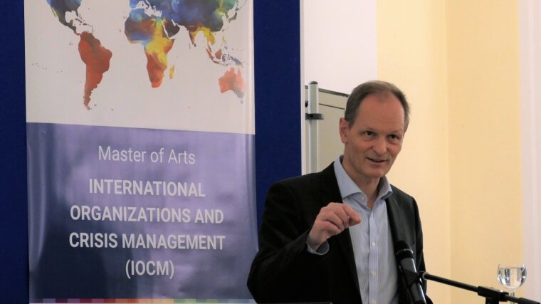 Dr. Thomas Bagger giving an IOCM Lecture