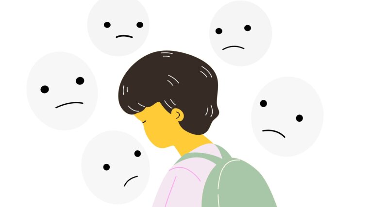 Kind ist umgeben von kritischen Gesichtern