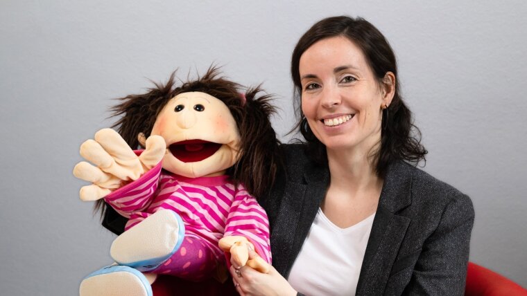 Prof. Dr. Julia Asbrand mit einer Puppe
