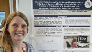 Nadine Vietmeier steht vor ihrem Poster bei der PuG