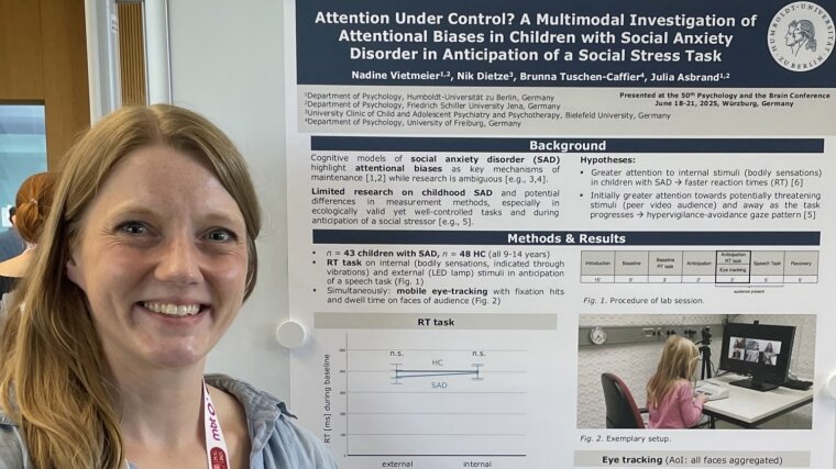 Nadine Vietmeier steht vor ihrem Poster bei der PuG