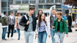 Personen laufen über den Campus der Uni Jena
