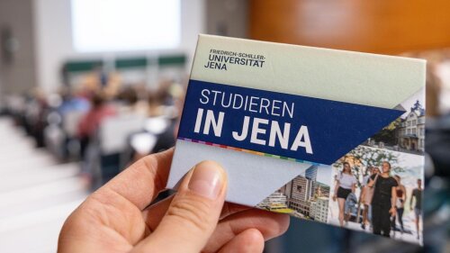 Blick in den Hörsaal 1 (Abbe-Hörsaal) während der Studieneinführungstage, STET, am 01.10.2024 auf dem Campus am Ernst-Abbe-Platz an der Friedrich-Schiller-Universität Jena in Jena.