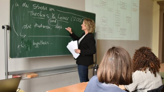 Studierende nehmen an einem Psychologie-Seminar an der Universität Jena teil.