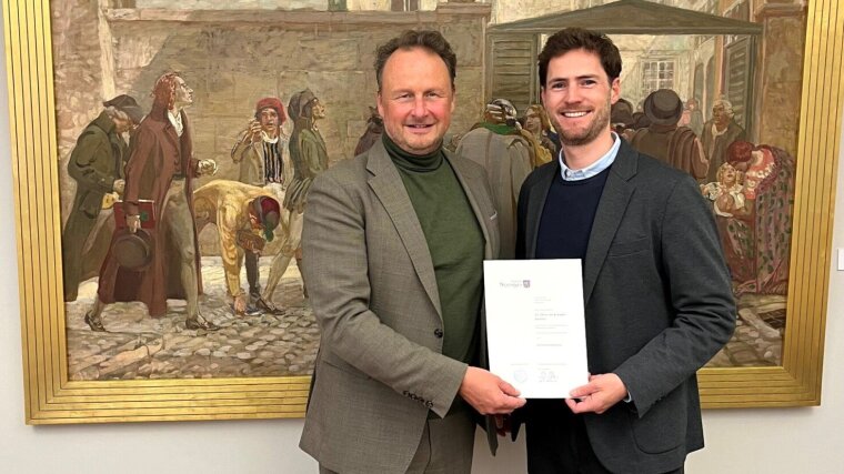 Universitätspräsident Andreas Marx ernennt Christian Kreuder-Sonnen zum Universitätsprofessor