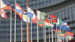 Flaggen vor dem Sitz der Vereinten Nationen in Wien
