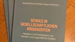 Buchcover "Schule in gesellschaftlichen Krisenzeiten"
