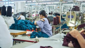 Näherin in einer Textilfabrik