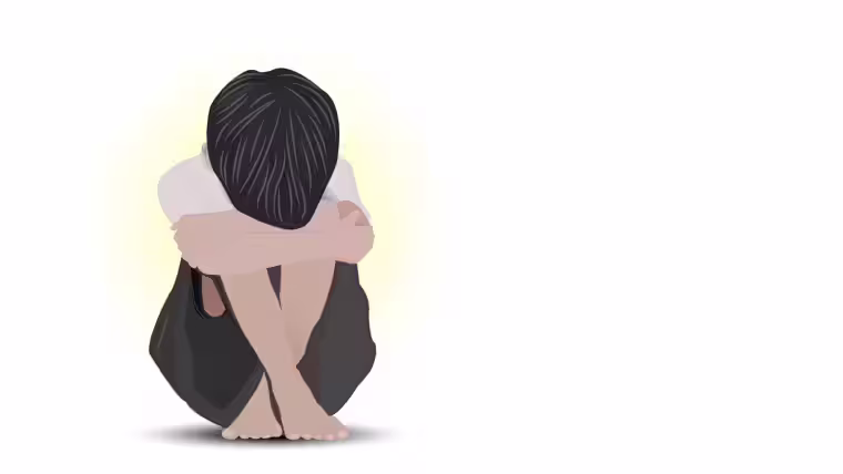 Trauriges Kind legt den Kopf in den Schoß