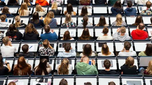Blick in einen voll besetzten Hörsaal von oben