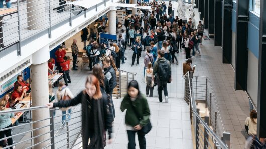 viele Personen befinden sich im Foyer der Uni Jena am Campus
