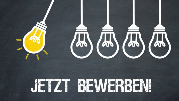 Schriftzug "jetzt bewerben" umgeben von Glühbirnen