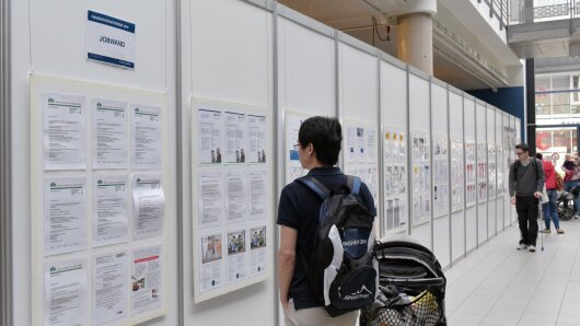 Wand mit Aushängen für Jobangebote