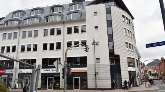 Gebäude an Straßenkreuzung