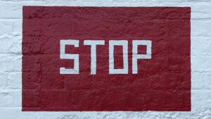 STOP in weißer Schrift auf rotem Hintergrund