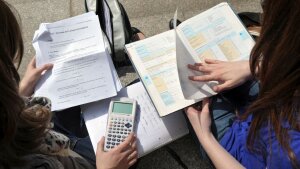 Studentinnen mit Taschenrechner