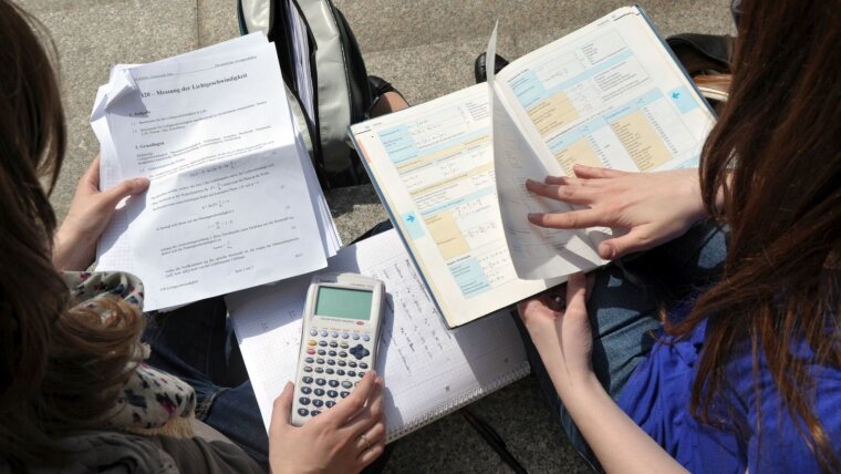 Studentinnen mit Taschenrechner