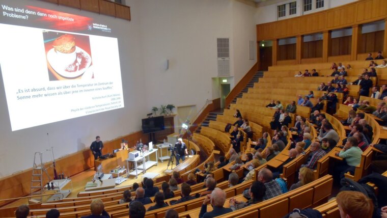 Foto eines großen Hörsaals während einer Vorlesung