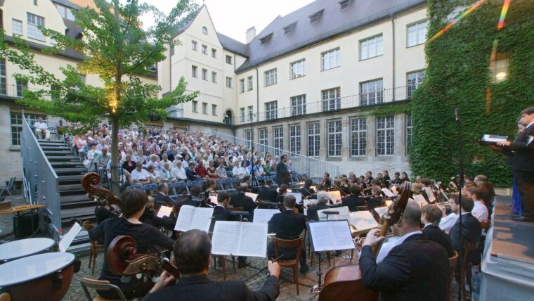 Aufführung Innenhof Uni