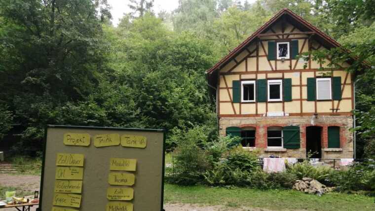 Das Naturerlebnishaus Leutratal und eine Tafel mit Inhalten des Workshops