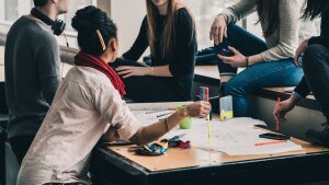 Studierende unterhalten sich miteinander