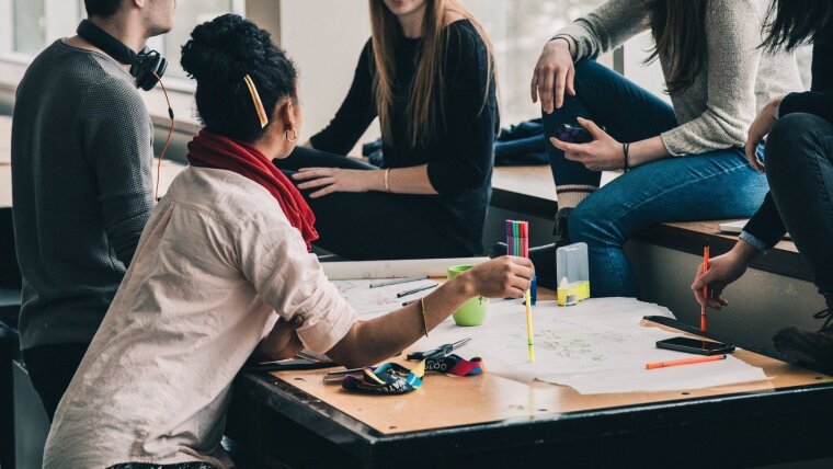 Studierende unterhalten sich miteinander