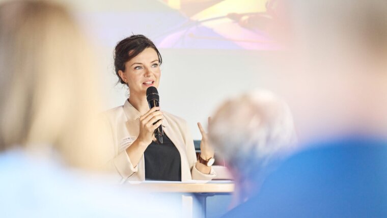 Franziska Sandt spricht in der Paneldiskussion „COP27 und Thüringen“