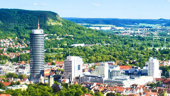 Blick vom Landgrafen auf das Stadtzentrum mit dem charakteristischen JenTower