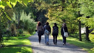 Student:innen im Botanischen Garten