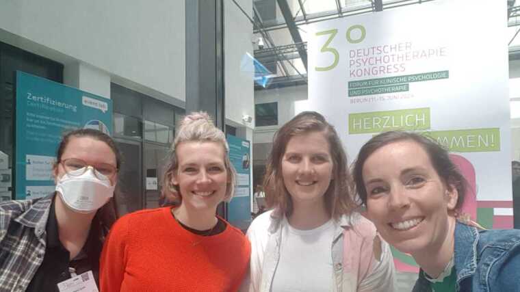 Von links nach rechts: Nora Spirkl, Sindy Weise, Nele Dippel, und Julia Asbrand beim 3. Deutschen Psychotherapiekongress