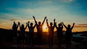 Jugendliche vor einem Sonnenuntergang