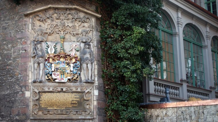 Ernestinisches Wappen im Innenhof des Collegium Jenense in Jena.