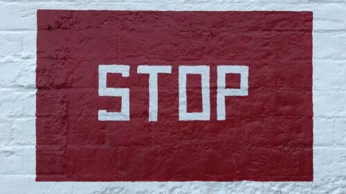 STOP in weißer Schrift auf rotem Hintergrund
